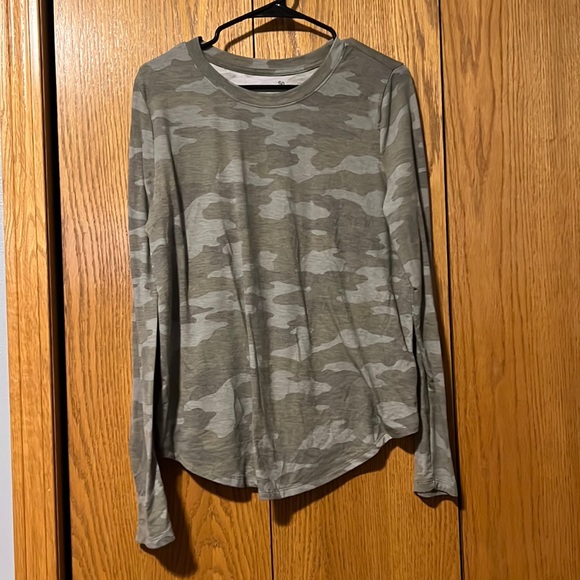 SO Tops - SO basic tee - size large